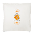 Weißes Sakralchakra-Kissen 45 × 45 cm mit orangefarbenem Chakra-Motiv, zwei Lotusblüten und der Botschaft „Ich bin Lebensfreude“.