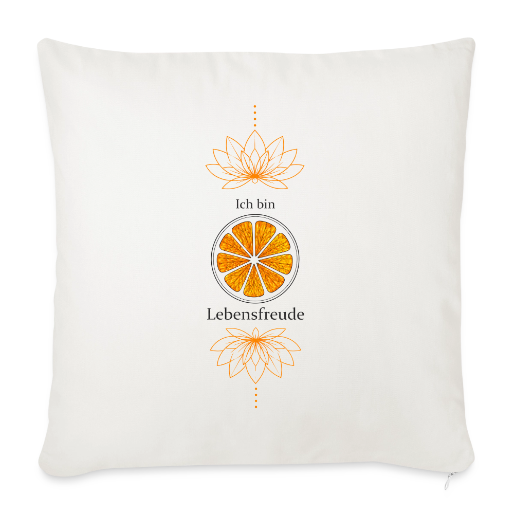 Weißes Sakralchakra-Kissen 45 × 45 cm mit orangefarbenem Chakra-Motiv, zwei Lotusblüten und der Botschaft „Ich bin Lebensfreude“.