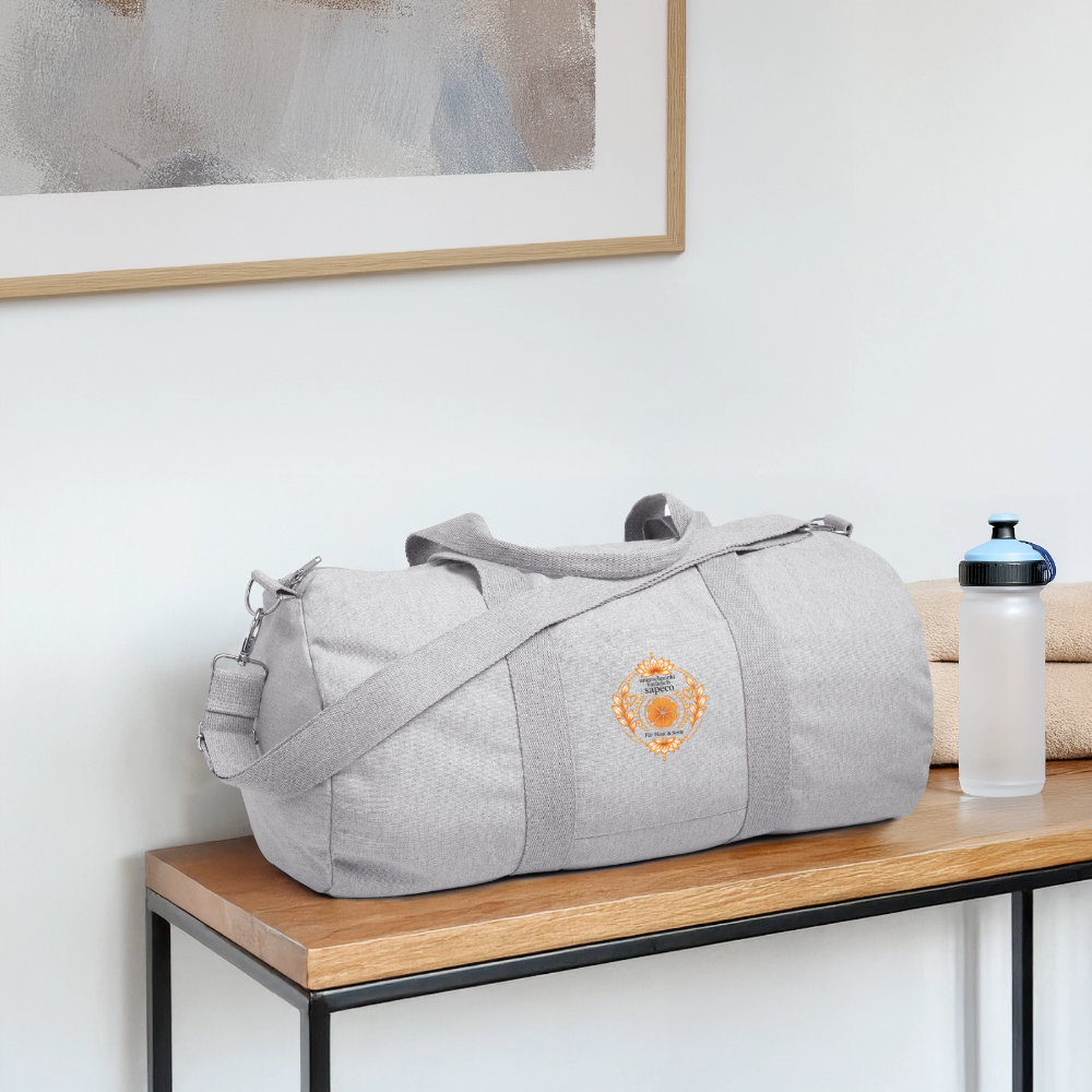 Graue Canvas-Sporttasche mit orangefarbenem Sakralchakra-Motiv von sapeco, als praktischer Begleiter für Yoga, Fitness und Reisen.