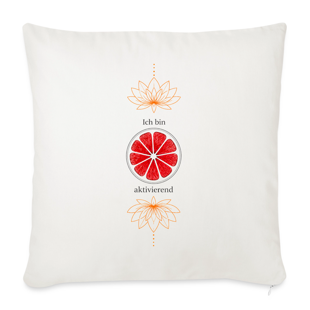 Ich bin aktivierend – Wurzelchakra-Kissen Rot 45 × 45 cm mit rotem Chakra-Motiv und zwei orangefarbenen Lotusblüten auf weißem Sofakissen – ungeschminkt natürlich sapeco