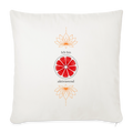 Ich bin aktivierend – Wurzelchakra-Kissen Rot 45 × 45 cm mit rotem Chakra-Motiv und zwei orangefarbenen Lotusblüten auf weißem Sofakissen – ungeschminkt natürlich sapeco