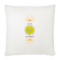 Weißes Solarplexuschakra-Kissen 45 × 45 cm mit gelbem Chakra-Motiv, zwei orangefarbenen Lotusblüten und der Botschaft „Ich bin beruhigend“.
