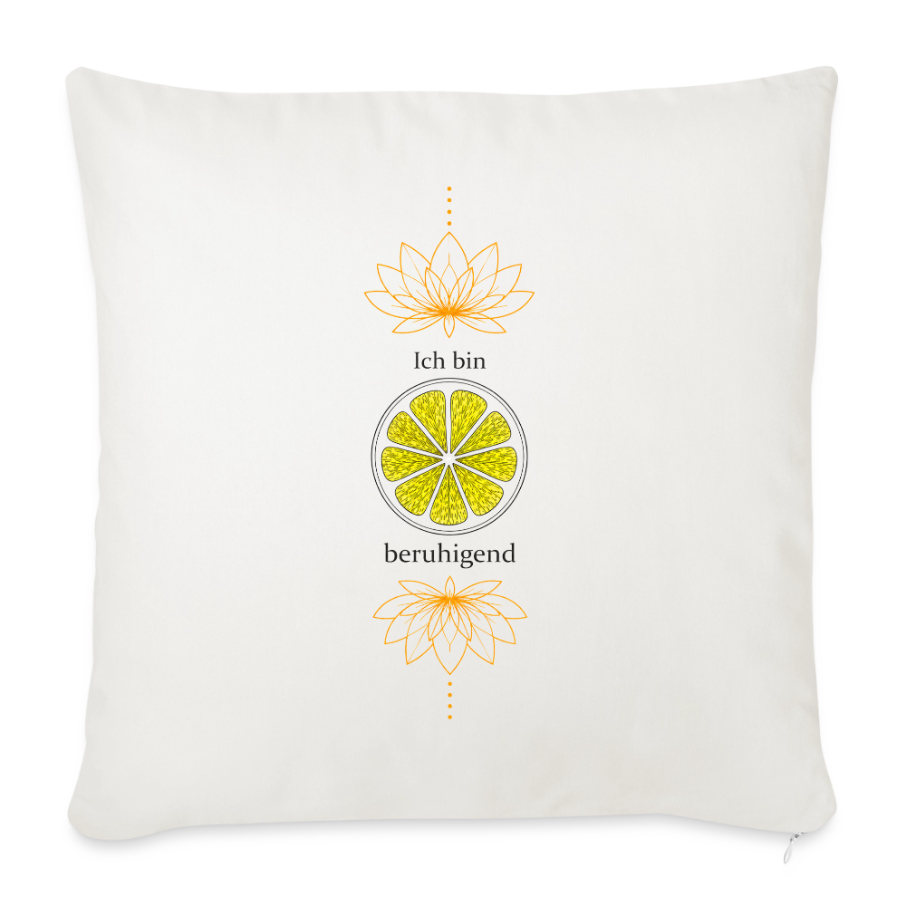 Weißes Solarplexuschakra-Kissen 45 × 45 cm mit gelbem Chakra-Motiv, zwei orangefarbenen Lotusblüten und der Botschaft „Ich bin beruhigend“.