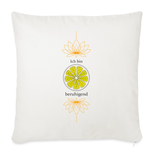 Weißes Solarplexuschakra-Kissen 45 × 45 cm mit gelbem Chakra-Motiv, zwei orangefarbenen Lotusblüten und der Botschaft „Ich bin beruhigend“.
