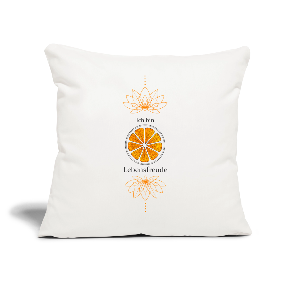 Dekoratives Sakralchakra-Kissen in Weiß mit orangefarbenem Chakra-Motiv und der Botschaft „Ich bin Lebensfreude“ als Wohnaccessoire auf dem Sofa.