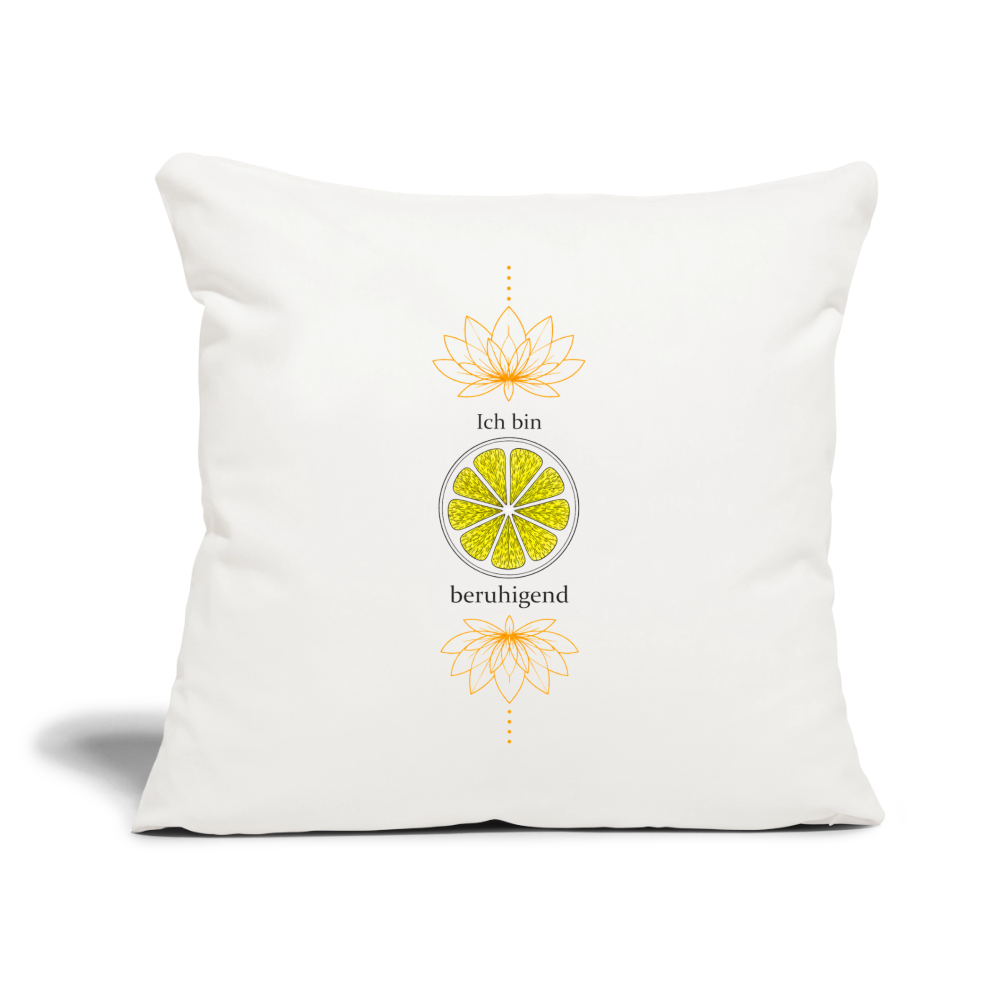Dekoratives Solarplexuschakra-Kissen in Weiß mit gelbem Chakra-Motiv und der Botschaft „Ich bin beruhigend“ als Wohnaccessoire auf dem Sofa.