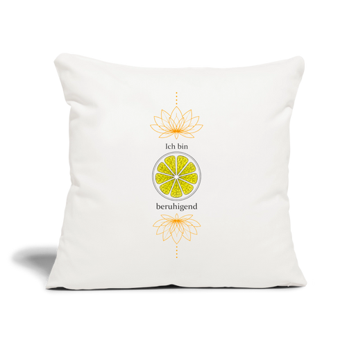 Dekoratives Solarplexuschakra-Kissen in Weiß mit gelbem Chakra-Motiv und der Botschaft „Ich bin beruhigend“ als Wohnaccessoire auf dem Sofa.