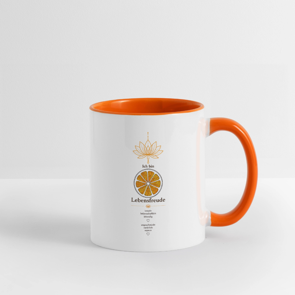 Weiße Tasse „Ich bin Lebensfreude“ mit orangefarbenem Henkel und Sakralchakra-Motiv