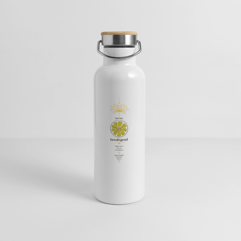 Weiße sapeco Thermoflasche mit Bambusdeckel und gelbem Solarplexuschakra-Motiv „Ich bin beruhigend“ in Studioansicht