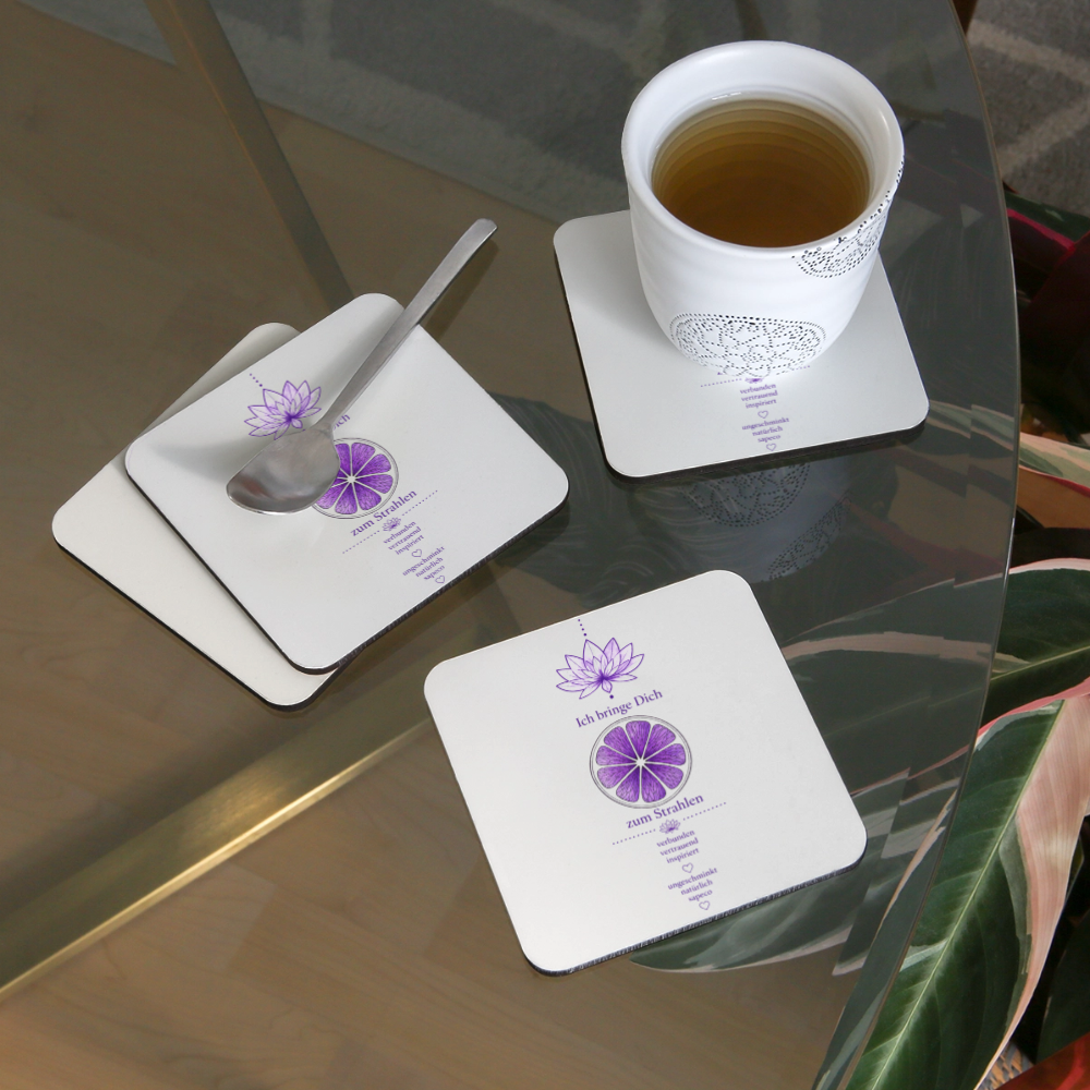 Kronenchakra-Untersetzer „Ich bringe Dich zum Strahlen“ mit Tasse und Löffel – violettes sapeco Motiv im Alltag