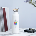 Weiße sapeco Thermoflasche mit Bambusdeckel und buntem Chakra-Motiv „Verbunden mit allem, was ist“ auf einem Marmortisch neben Büchern.