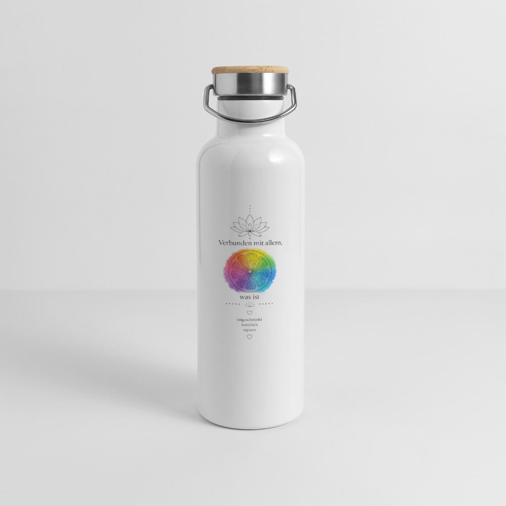 Weiße sapeco Thermoflasche mit Bambusdeckel, Tragegriff und buntem Chakra-Motiv „Verbunden mit allem, was ist“ vor hellem Hintergrund.