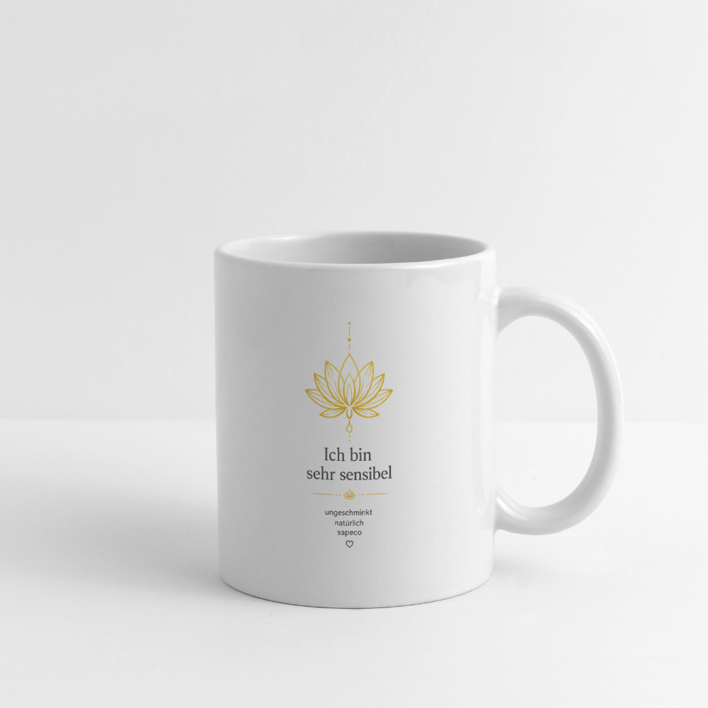 Weiße Keramiktasse mit goldenem Lotusmotiv und der Aufschrift „Ich bin sehr sensibel“ von ungeschminkt natürlich sapeco.