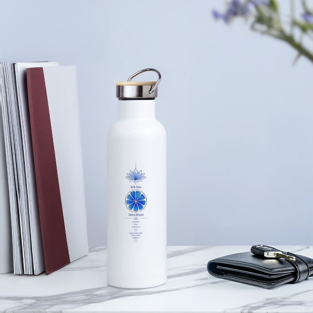 Weiße Thermosflasche „Ich bin Intuition“ mit Stirnchakra-Motiv und Bambusdeckel im Alltag