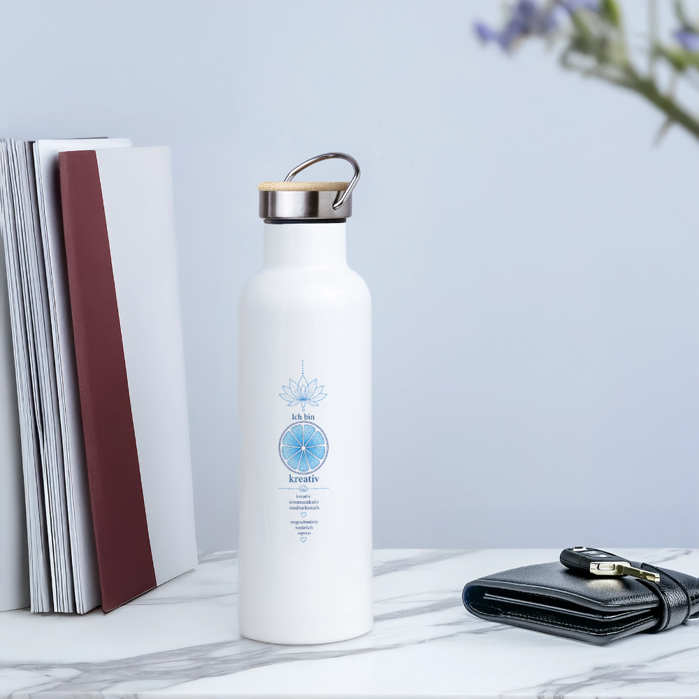 Weiße Thermosflasche „Ich bin kreativ“ mit hellblauem Halschakra-Motiv und Bambusdeckel im Alltag