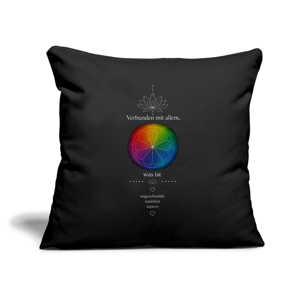 Schwarzes sapeco Dekokissen mit buntem Chakra-Motiv, Lotusblume und dem Schriftzug „Verbunden mit allem, was ist“ in einer zweiten Produktansicht.
