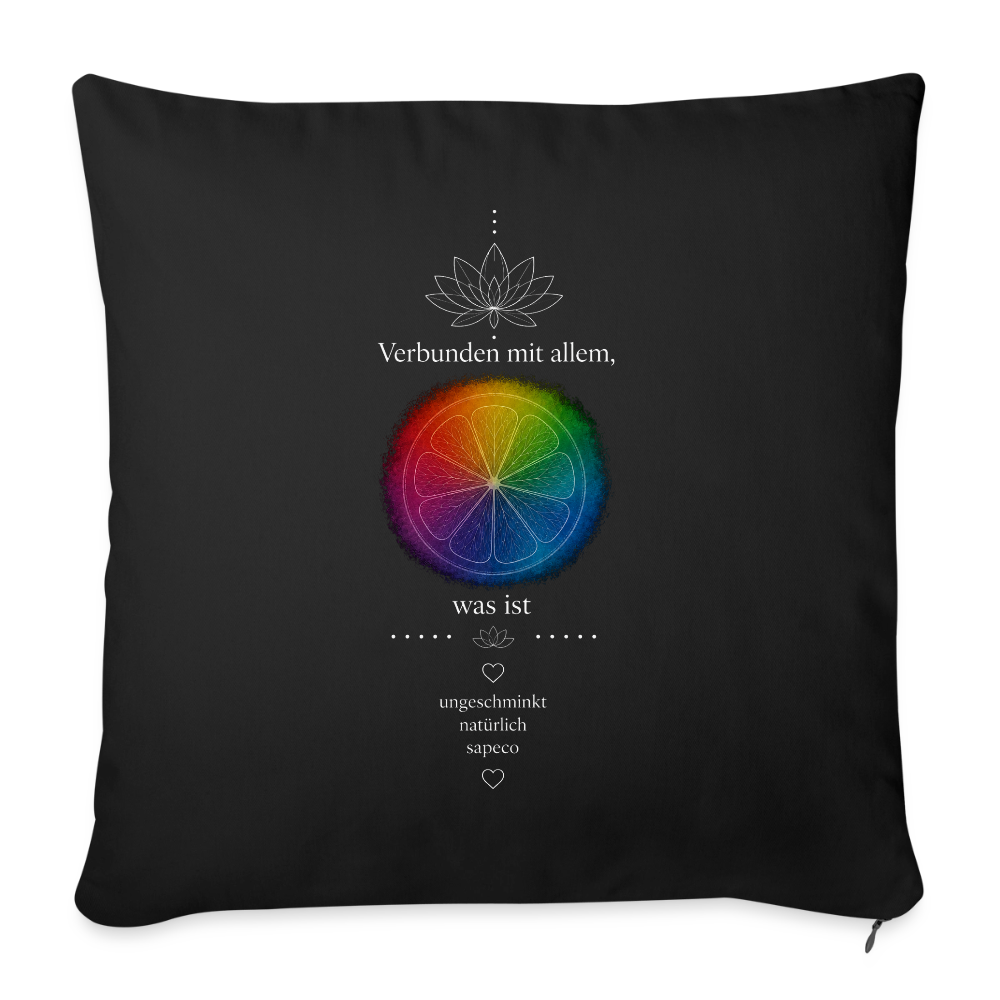 Schwarzes sapeco Dekokissen mit farbenfrohem Chakra-Motiv, Lotusblume und dem Schriftzug „Verbunden mit allem, was ist“.