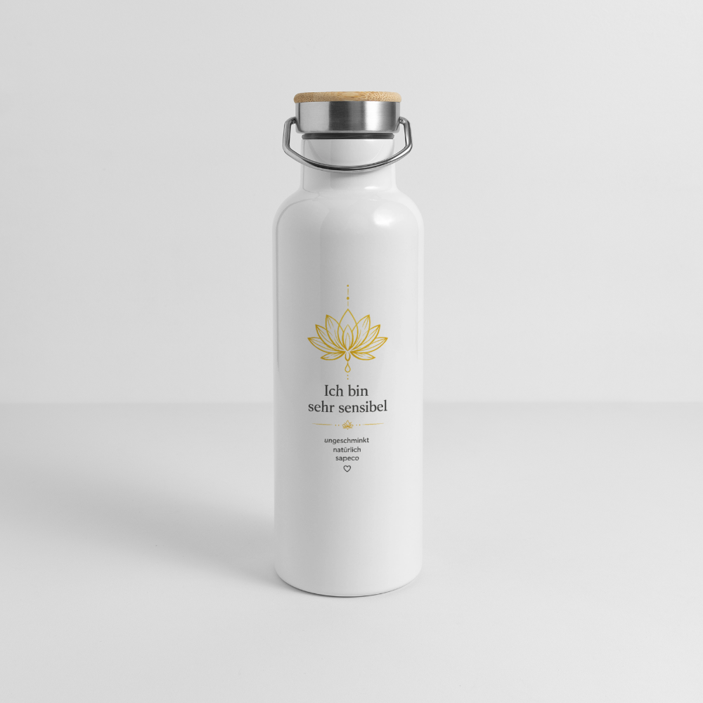 Weiße sapeco Aura-Thermoflasche „Ich bin sehr sensibel“ mit goldenem Lotusmotiv, Bambusdeckel und praktischem Tragegriff. Freistehende Produktansicht vor hellem Hintergrund.