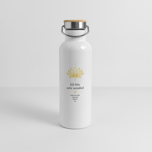 Weiße sapeco Aura-Thermoflasche „Ich bin sehr sensibel“ mit goldenem Lotusmotiv, Bambusdeckel und praktischem Tragegriff. Freistehende Produktansicht vor hellem Hintergrund.