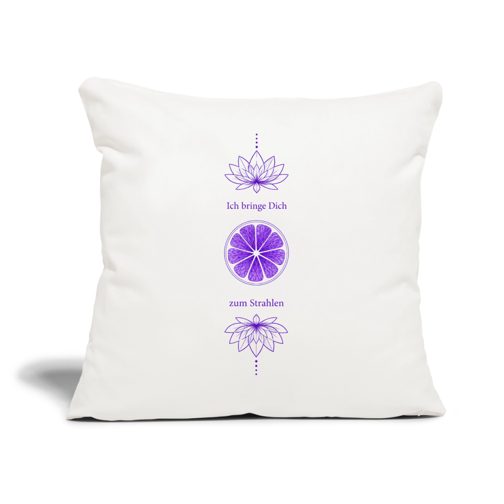 Weißes Kronenchakra-Sofakissen von ungeschminkt natürlich sapeco in leicht seitlicher Ansicht, mit violettem Chakra-Symbol, zwei Lotusblüten und dem Schriftzug „Ich bringe Dich zum Strahlen“, 45 × 45 cm.