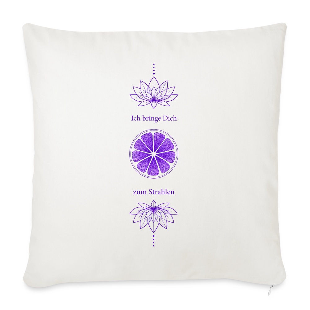 Weißes Kronenchakra-Sofakissen von ungeschminkt natürlich sapeco mit violettem Chakra-Symbol, zwei Lotusblüten und dem Schriftzug „Ich bringe Dich zum Strahlen“, 45 × 45 cm.