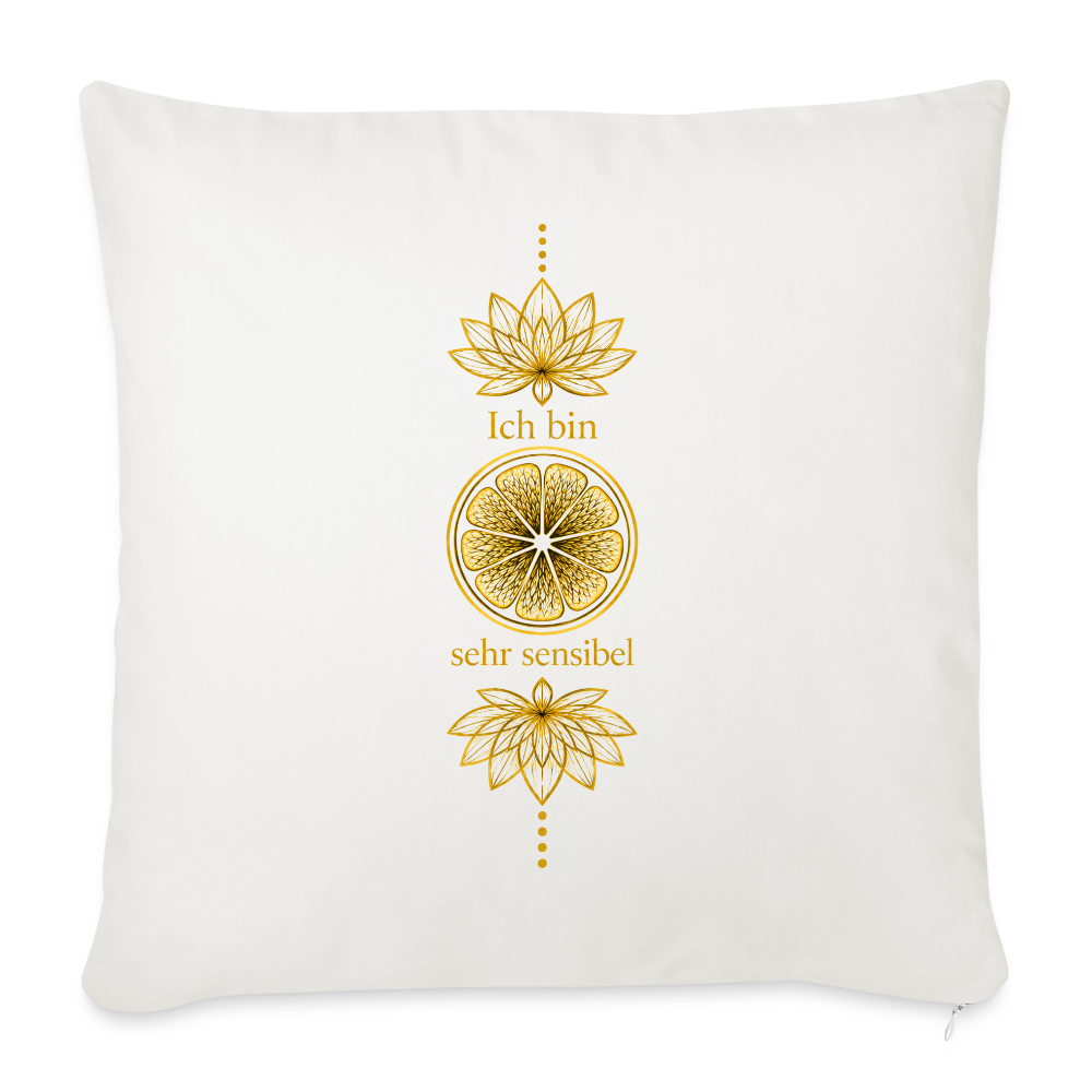 Weißes Aura-Chakra-Kissen 45 × 45 cm mit goldenen Lotusblüten und dem Motiv „Ich bin sehr sensibel“ von ungeschminkt natürlich sapeco.