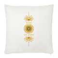 Weißes Aura-Chakra-Kissen 45 × 45 cm mit goldenen Lotusblüten und dem Motiv „Ich bin sehr sensibel“ von ungeschminkt natürlich sapeco.