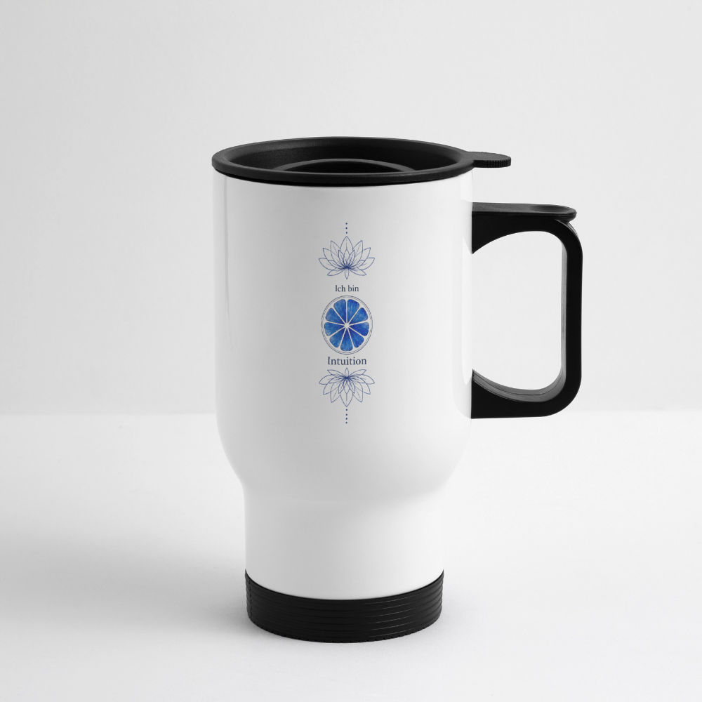 Weißer Chakra-Thermobecher mit dunkelblauem Stirnchakra-Motiv in seitlicher Ansicht. Mit schwarzem Henkel und Deckel mit Trinkverschluss.