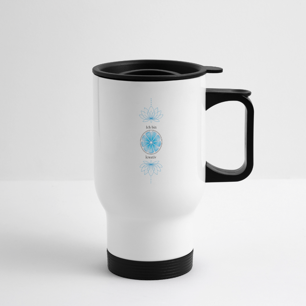 Weißer Halschakra-Thermobecher von ungeschminkt natürlich sapeco in der Seitenansicht mit hellblauem Chakra-Motiv, schwarzem Henkel und Trinkdeckel.