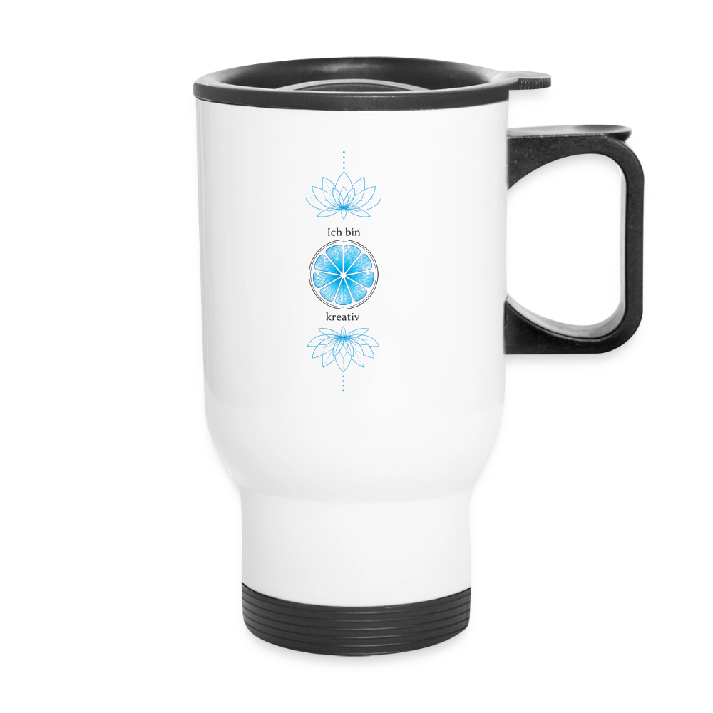 Weißer Chakra-Thermobecher von ungeschminkt natürlich sapeco mit hellblauem Halschakra-Motiv, Lotusblüten, schwarzem Henkel und Trinkdeckel.
