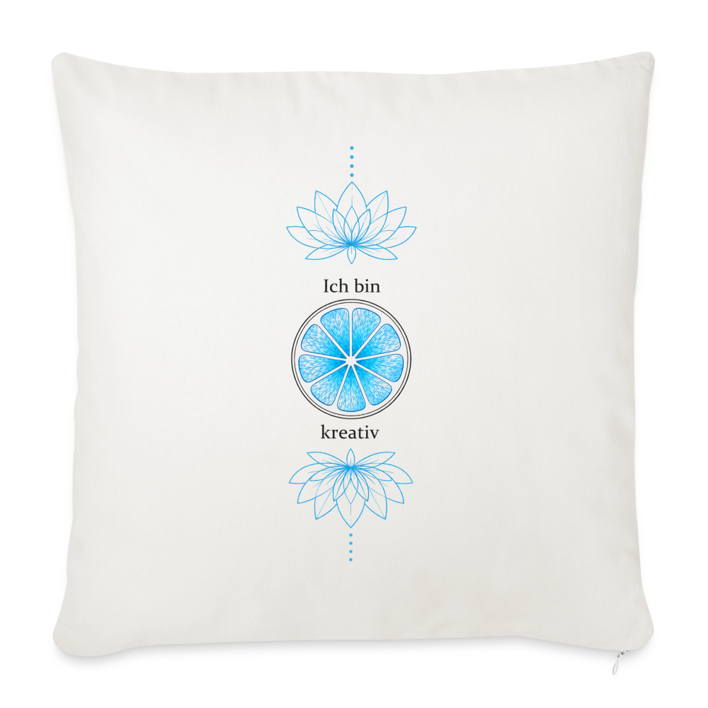 Ich bin kreativ – Kehlchakra-Kissen Hellblau 45 × 45 cm von ungeschminkt natürlich sapeco. Weißes Sofakissen mit hellblauem Chakra-Motiv und zwei Lotusblüten.