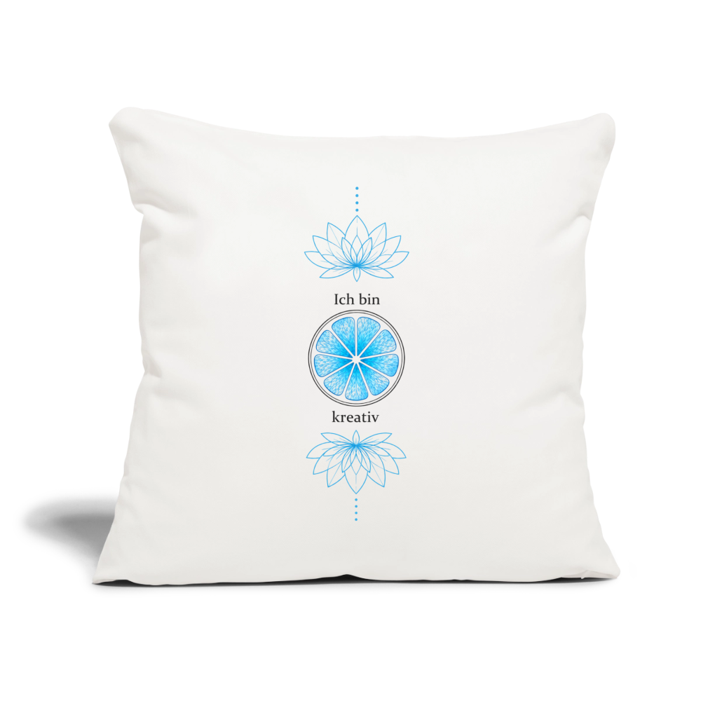 Ich bin kreativ – Kehlchakra-Kissen in Hellblau, 45 × 45 cm. Zweite Produktansicht des weißen Sofakissens mit Lotusblüten und Kehlchakra-Motiv von ungeschminkt natürlich sapeco.