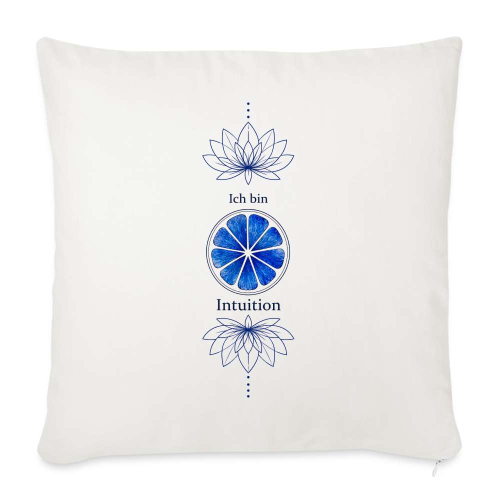 Weißes Stirnchakra-Kissen 45 × 45 cm mit dunkelblauem Chakra-Motiv, zwei Lotusblüten und der Aufschrift „Ich bin Intuition“ von ungeschminkt natürlich sapeco.