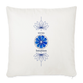 Weißes Stirnchakra-Kissen 45 × 45 cm mit dunkelblauem Chakra-Motiv, zwei Lotusblüten und der Aufschrift „Ich bin Intuition“ von ungeschminkt natürlich sapeco.