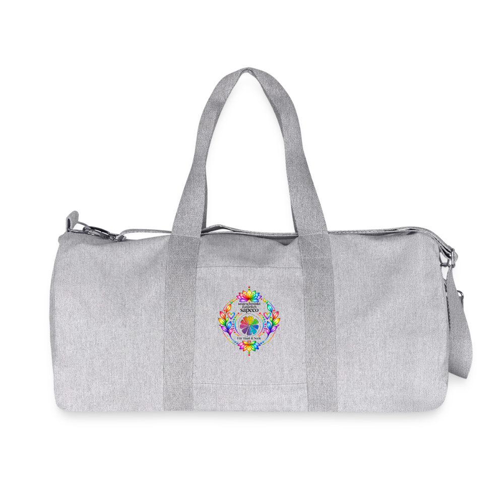 Graue Chakra-Sporttasche von ungeschminkt natürlich sapeco mit buntem Lotus-Motiv und Regenbogen-Fruchtscheibe auf der Vorderseite.