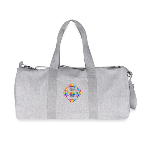 Graue Chakra-Sporttasche von ungeschminkt natürlich sapeco mit buntem Lotus-Motiv und Regenbogen-Fruchtscheibe auf der Vorderseite.